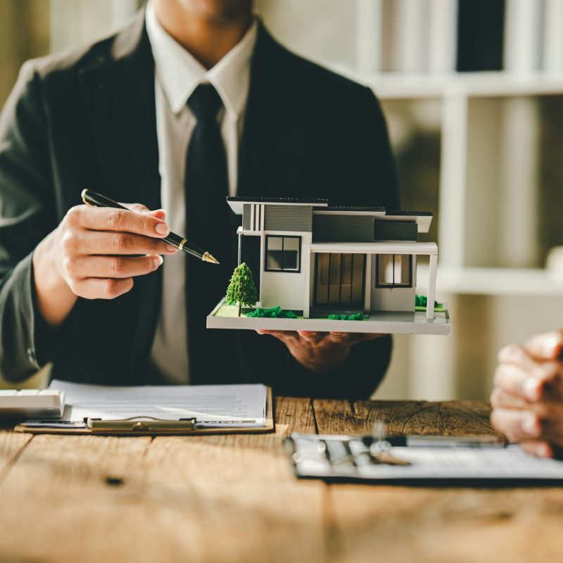 real estate agent Delivering sample homes to customers, mortgage loan contracts. Make a contract for